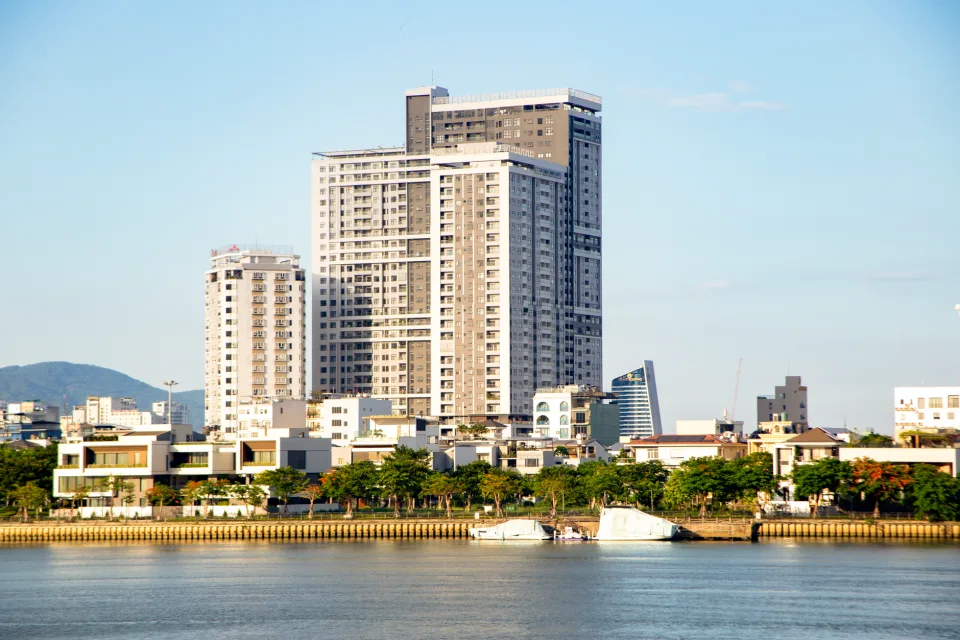 Mặt tiền nhìn từ đường